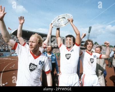 FB - BL , 34. Matchday , Hamburger SV - Karlsruher SC 3:3 /29.05.1982/ Ehrenrunde und Applaus HSV von links Lars Bastrup, hinter Masseur Rieger , William Jimmy Hartwig mit Meisterschafts-Trophäe und Ditmar Jakobs nur für journalistische Zwecke! Nur redaktionelle Verwendung ! [Maschinelle Übersetzung] Stockfoto