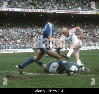 FB - BL , 34. Matchday , Hamburger SV - Karlsruher SC 3:3 /29.05.1982/ Lars Bastrup (HSV/rechts) schießt gegen Torhüter Rudolf Wimmer (KSC/am Boden) nur zu journalistischen Zwecken! Nur redaktionelle Verwendung ! [Maschinelle Übersetzung] Stockfoto