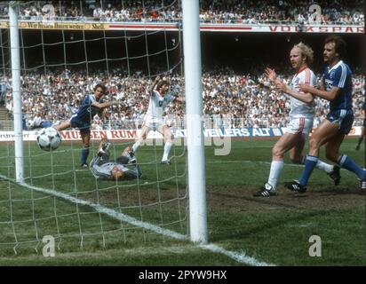 FB - BL , 34. Matchday , Hamburger SV - Karlsruher SC 3:3 /29.05.1982/ Tor 2:0 von Manfred Kaltz (HSV/ 3. von links) . Torhüter Rudolf Wimmer (KSC) nur zu journalistischen Zwecken auf dem Boden geschlagen! Nur redaktionelle Verwendung ! [Maschinelle Übersetzung] Stockfoto