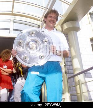 VFB Stuttgart deutscher Champion 1992 16.05.1992./ Coach Christoph Daum (VFB) mit dem Champion's Plate [maschinelle Übersetzung] Stockfoto