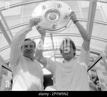 VFB Stuttgart deutscher Champion 1992 16.05.1992 / Gerhard Mayer-Vorfelder (Präsident VfB Stuttgart), Christoph Daum (Trainer VfB Stuttgart) mit der Meisterschaftstrophäe. [Maschinelle Übersetzung] Stockfoto