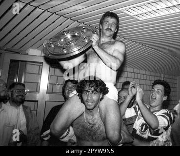 VFB Stuttgart deutscher Champion 1992 16.05.1992. / Fritz Walter mit der Meisterschaftstrophäe auf den Schultern von Maurizio Gaudino [maschinelle Übersetzung] Stockfoto