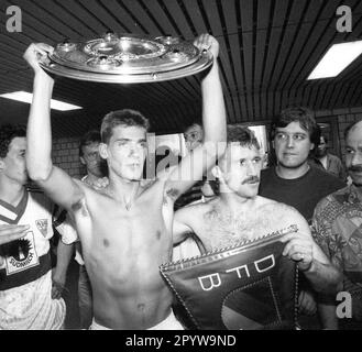 VFB Stuttgart deutscher Champion 1992 16.05.1992. Andreas Buck mit dem Champion-Teller, Right Fritz Walter mit Wimpel [maschinelle Übersetzung] Stockfoto