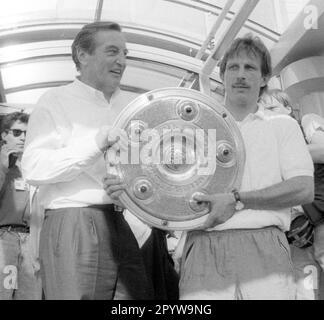 VFB Stuttgart deutscher Champion 1992 16.05.1992 / Gerhard Mayer-Vorfelder (Präsident VfB Stuttgart), Christoph Daum (Trainer VfB Stuttgart) mit der Meisterschaftstrophäe. [Maschinelle Übersetzung] Stockfoto