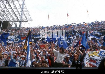 DFB Cup Finale : Hamburger SV - Stuttgarter Kickers 3:1 /20.06.1987/ HSV-Fans mit Flaggen [maschinelle Übersetzung] Stockfoto