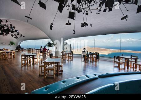 Spanien, Kanarische Inseln, Lanzarote, Ye. Aussichtspunkt, Aussichtspunkt Mirador del Rio. Restaurant entworfen von Cesar Manrique. Hintergrund La Graciosa Insel Stockfoto