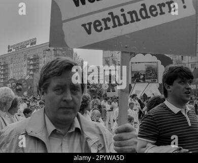 DDR, Berlin, 01.05.1987, 1. Mai Rallye 1987 auf Karl-Marx-Allee, Poster: Verhindern... [automatisierte Übersetzung] Stockfoto