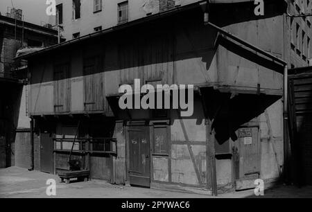 DDR, Berlin, 5,5.1986, alter Schuppen (Fachwerkstatt, Schlosserei?), In einem Hinterhof in der Kastanienallee, [automatisierte Übersetzung] Stockfoto