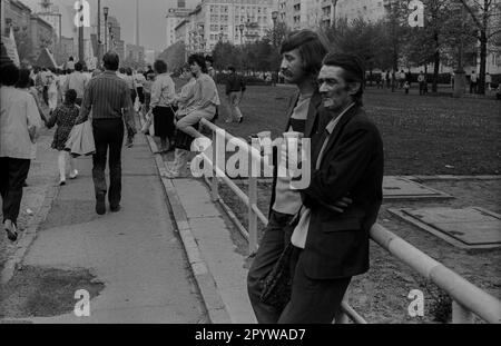 DDR, Berlin, 01.05.1987, 1. Mai 1987 auf der Karl-Marx-Allee, zwei Zuschauer... (maschinelle Übersetzung) Stockfoto