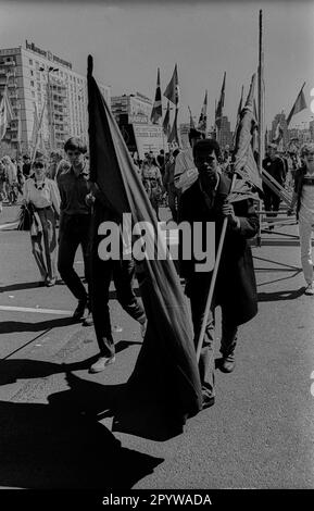 DDR, Berlin, 01.05.1986, 1. Mai 1986 über die Karl-Marx-Allee, Bürger der DDR, Flaggen [automatisierte Übersetzung] Stockfoto