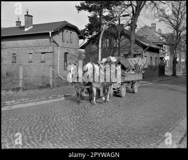 Wildau (Bezirk Dahme-Spreewald, Brandenburg). Straßenszene mit einer Pferdekutsche. Foto, 1994. Stockfoto