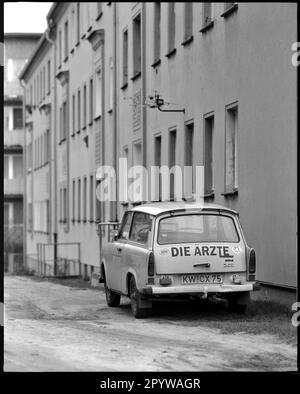 „Trabant geparkt“ „Trabbi“ mit Aufklebern, einschließlich „DIE ÄRZTE“. Wildau, Bezirk Dahme-Spreewald, Brandenburg. Foto, 1994. Stockfoto