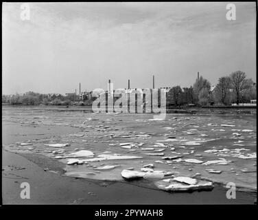 Blick über die eisige Dahme in Richtung Wildau (Bezirk Dahme-Spreewald, Brandenburg), ehemaliges Fabrikgebäude der Lokomotive Ludwig Schwartzkopff (erbaut 1898-1914). Foto, Januar 1994. Stockfoto