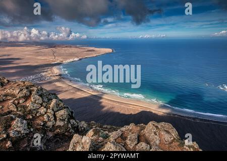 Spanien, Kanarische Inseln, Lanzarote, Haria. Ermita Las Nieves. Aussichtspunkt, Achtung. Blick auf das Dorf Caleta de Famara. Antenne. Stockfoto
