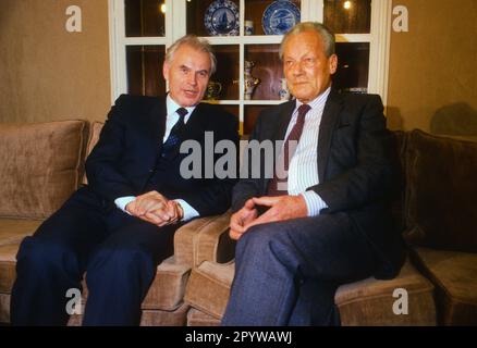 Deutschland, Bonn, 13.02.1990 DDR-Arbeitsbesuch Foto: SPD-Ehrenvorsitzender Willy Brandt und DDR-Vorsitzender des ministerrates Hans Modrow [automatisierte Übersetzung] Stockfoto