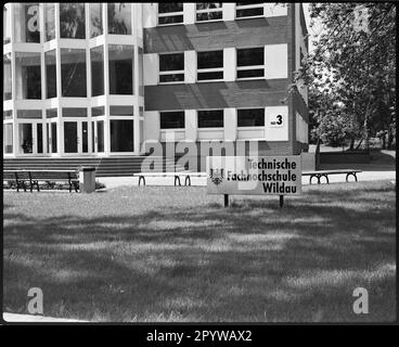 Technische Universität für angewandte Wissenschaften Wildau TFH Wildau. Gegründet 1991 auf dem Gelände der Schwermaschinenbau AG Wildau, ehemals Fabrik Ludwig Schwarzkopff, Berliner Maschinenbau AG, ab 1951 VEB Schwermaschinenbau ''Heinrich Rau'' (erbaut 1897). Foto, 1994. Stockfoto