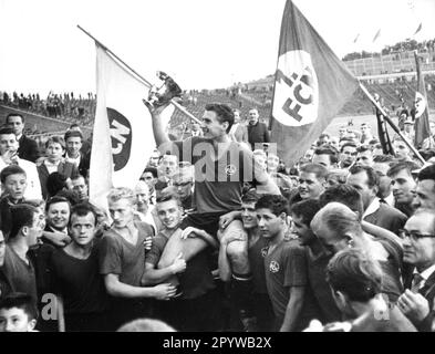 DFB-Cup-Finale 29.08.1962 in Hannover. 1. FC Nürnberg - Fortuna Düsseldorf 2:1 N.V. Nürnbergs Mannschaftskapitän Ferdinand Wenauer wird auf seinen Schultern vom Feld getragen. Nur für Journalisten! Nur zur redaktionellen Verwendung! [Maschinelle Übersetzung] Stockfoto