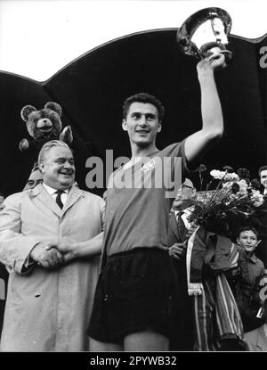 DFB Cup-Finale 29.08.1962 in Hannover. 1. FC Nürnberg - Fortuna Düsseldorf 2:1 N.V. Mannschaftskapitän Ferdinand Wenauer (FCN) präsentiert den Pokal. Nur für Journalisten! Nur zur redaktionellen Verwendung! [Maschinelle Übersetzung] Stockfoto