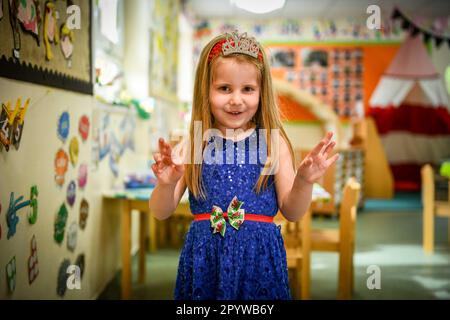 Auf dem Bild ist ein Schüler der Waunarlwydd Primary School in Swansea zu sehen, der am Samstag zur Krönung seiner Majestät des Königs verkleidet ist, während sich die Öffentlichkeit in ganz Großbritannien auf das historische Ereignis vorbereiten, bei dem König Karls Krönung zu sehen ist. Die Schüler der Schule hatten die Möglichkeit, Rot, Weiß und Blau für ihre Schuluniform zu tragen und nahmen den ganzen Tag über an Krönungsveranstaltungen Teil. Stockfoto