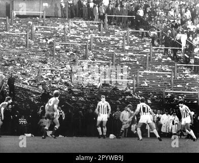 Desaster mit 39 Toten anlässlich des Europapokalfinales Juventus Turin - FC Liverpool im Heysel-Stadion am 29.05.1985 in Brüssel. Zerstörter Fanblock während des Spiels. Nur für Journalisten! Nur zur redaktionellen Verwendung! [Maschinelle Übersetzung] Stockfoto