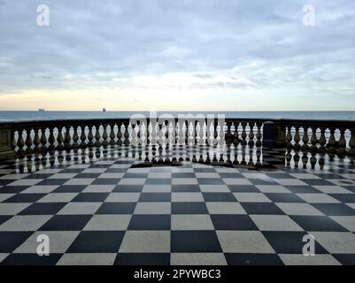 Das Terrazza Mascagni ist einer der elegantesten und eindrucksvollsten Orte in Livorno und liegt direkt am Meer am Rande der Viale Italia. Stockfoto