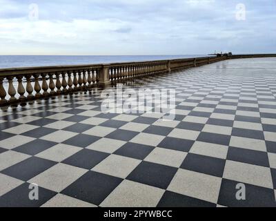 Das Terrazza Mascagni ist einer der elegantesten und eindrucksvollsten Orte in Livorno und liegt direkt am Meer am Rande der Viale Italia. Stockfoto