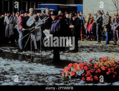 DDR, Berlin, 27,2.1988, Gedenken an die Fabrikaktion (Sammlung und Deportation von Juden in der Großen Hamburger Straße), am Gedenkstein in der Großen Hamburger Straße: Heinz Galinski / Vorsitzender der Jüdischen Gemeinde Berlin, direkt hinter ihm: Estrongo Nachama / Cantor, [automatisierte Übersetzung] Stockfoto