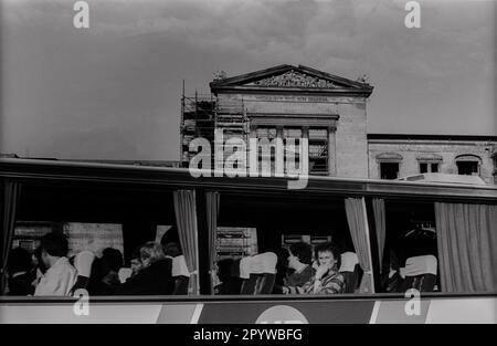 DDR, Berlin, 25,3.1988, Touristenbus vor der Ruine des Neuen Museums, in der Straße am Kupfergraben, [maschinelle Übersetzung] Stockfoto