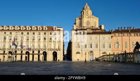 Die echte Kirche San Lorenzo ist eine Kirche in Turin, die vom Savoyen erbaut wurde. Sie befindet sich an der zentralen Piazza Castello, nur wenige Schritte vom Platz entfernt. Stockfoto