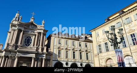 Piazza San Carlo ist das Wohnzimmer von Turin. Es ist berühmt für seine gelben Paläste, die Reitmonumet Caval'd brons, die Kirche San Carlo. Stockfoto