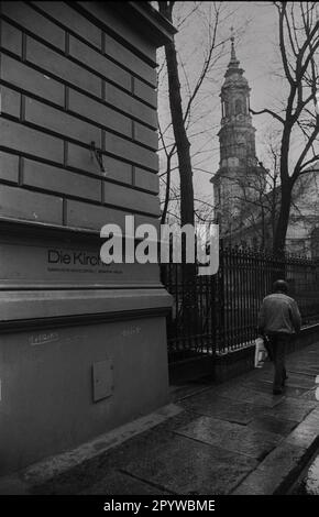 "DDR, Berlin, 22. März 1988, Sophienstraße, Sophienkirche im Hintergrund auf der rechten Seite beherbergte das Gebäude auf der linken Seite das Redaktionsbüro der „die Kirche“ bis kurz nach dem Fall der Mauer [maschinelle Übersetzung]. Stockfoto