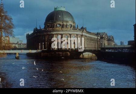 DDR, Berlin, 16.03.1988, provisorische Brücke am Monbijoupark, Monbijoubrücke, Bodemuseum, (Kaiser-Friedrich-Museum), links: Krankenhaus, [Maschinelle Übersetzung] Stockfoto