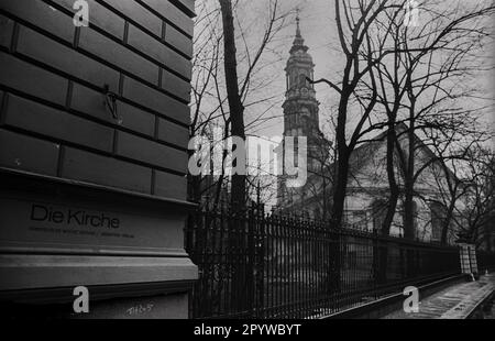 "DDR, Berlin, 22. März 1988, Sophienstraße, Sophienkirche im Hintergrund auf der rechten Seite beherbergte das Gebäude auf der linken Seite das Redaktionsbüro der „die Kirche“ bis kurz nach dem Fall der Mauer [maschinelle Übersetzung]. Stockfoto