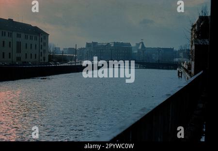 DDR, Berlin, 16.03.1988, Blick auf die Spree in westlicher Richtung bis zur Weidendamm-Brücke, Blick auf die alte Ebertsbrücke, Berliner Ensemble (BE), [maschinelle Übersetzung] Stockfoto