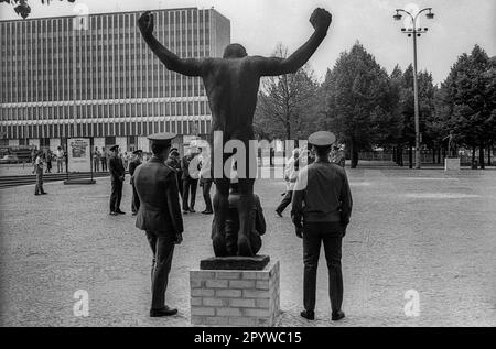 DDR, Berlin, 17,6.1987, Lustgarten, sowjetische Soldaten machen ein Bild von sich selbst vor einer Skulptur ... [maschinelle Übersetzung] Stockfoto