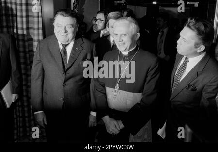 Franz Josef Strauß und Joseph Kardinal Ratzinger auf dem kirchlichen Neujahrsempfang in München. [Maschinelle Übersetzung] Stockfoto