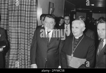 Franz Josef Strauß und Joseph Kardinal Ratzinger auf dem kirchlichen Neujahrsempfang in München. [Maschinelle Übersetzung] Stockfoto