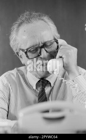 Johannes Mario Simmel während einer Telefonkampagne. [Maschinelle Übersetzung] Stockfoto