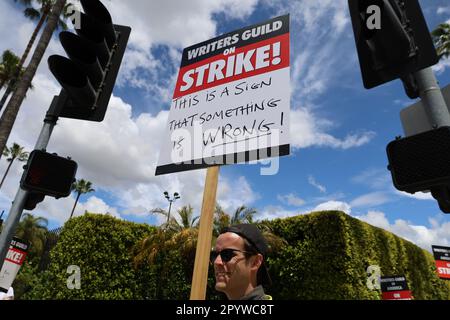 Hollywood, Kalifornien, USA. 4. Mai 2023. Dies ist ein Zeichen, dass etwas nicht stimmt!'' ein WGA-Kapitän hält das Zeichen. Am 4. Mai 2023 vor den Paramount Studios in Hollywood zur Unterstützung der Writers Guild of America Writers' Strike '' Tag 3 des ersten Schreiber-Streiks seit 15 Jahren. Tausende von Autoren und anderen in der Film- und Fernsehbranche trugen Schilder an den Streikposten vor den Studios von Los Angeles/Hollywood, um mehr Bezahlung, Kontrolle der KI und bessere Arbeitsbedingungen zu fordern. (Kreditbild: © Amy Katz/ZUMA Press Wire) NUR REDAKTIONELLE VERWENDUNG! Nicht für den kommerziellen GEBRAUCH! Kredit: ZUMA Press, I Stockfoto