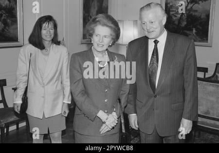 Margaret Thatcher mit dem bayerischen Premierminister Max Streibl während eines Besuchs in München. [Maschinelle Übersetzung] Stockfoto