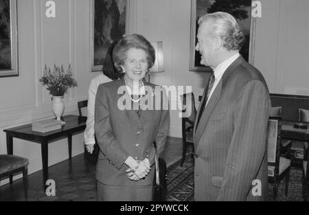 Margaret Thatcher mit dem bayerischen Premierminister Max Streibl während eines Besuchs in München. [Maschinelle Übersetzung] Stockfoto