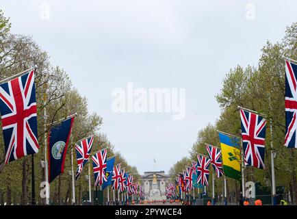 London, Großbritannien. 5. Mai 2023 Königliche Enthusiasten werden in der Mall zelten, während die Vorbereitungen für die Krönung weitergehen. Kredit: Michael Tubi/Alamy Live News Stockfoto