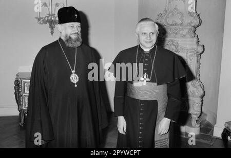 Der russisch-orthodoxe Erzbischof von Sagorsk Wladimir Dimitroskoy und Josef Kardinal Ratzinger (von links) während eines Münchner Gesprächs. [Maschinelle Übersetzung] Stockfoto