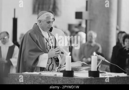 Joseph Kardinal Ratzinger bei einem Gottesdienst. [Maschinelle Übersetzung] Stockfoto