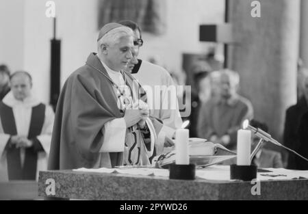 Joseph Kardinal Ratzinger bei einem Gottesdienst. [Maschinelle Übersetzung] Stockfoto