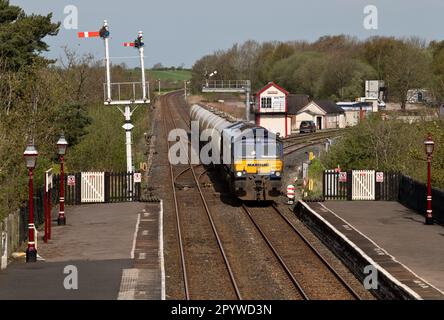 Eine Diesellokomotive der Klasse 66 mit Zementtankern fährt durch die Appleby Station auf dem Weg zur Zementfabrik Clitheroe Stockfoto