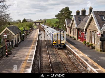 Ein Sprinter-Personenzug hält an der Kirkby Stephen Station der Settle-Carlisle Bahnlinie. Stockfoto