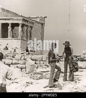 Ein junges Paar, das die Akropolis in Athen besucht. [Maschinelle Übersetzung] Stockfoto