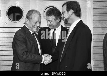 Deutschland, Bonn, 20.01.1991 Archiv-Nr.: 24-55-09 SPD-Vorstandssitzung Foto: Willy Brandt (links), der designierte SPD-Vorsitzende Bjoern Engholm und Rudolf Scharping [automatisierte Übersetzung] Stockfoto
