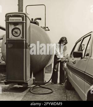 Esso-Tankstelle. Eine Frau betankt ihr Auto, ein VW Golf. [Maschinelle Übersetzung] Stockfoto